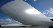 The photograph illustrates the size of the blades that drive the 3,6 MW turbines